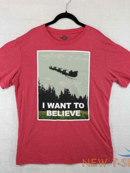 funny holiday santa claus reindeer christmas i want to believe men s xl t shirt 1.jpg